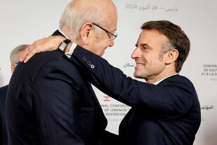 Emmanuel Macron (r) umarmt Nadschib Mikati