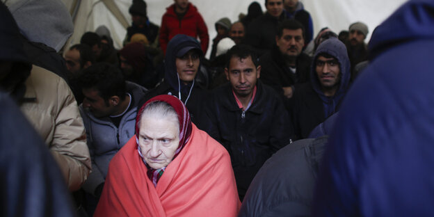 Wartende MIgranten in einem Zelt vor dem Lageso
