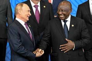 Ramaphosa und Putin schütteln sich lachend die Hände