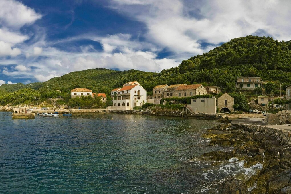 Bucht mit blauen Meer und Häusern im Hintergrund