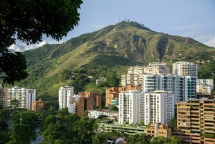 Blick auf das Stadtzentrum von Cali und dem dahinter liegenden Gebirge