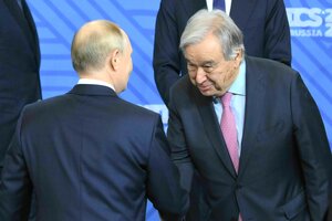 Putin und Antonio Guterres schütteln sich die Hände