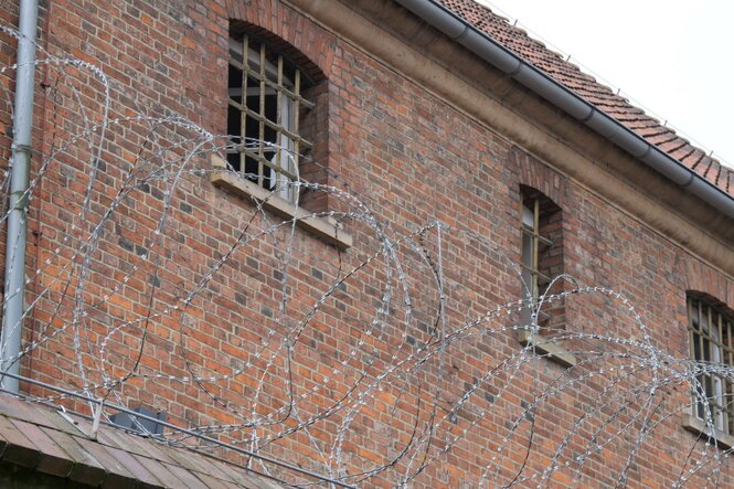 Stacheldraht ist vor der Justizvollzugsanstalt Vechta