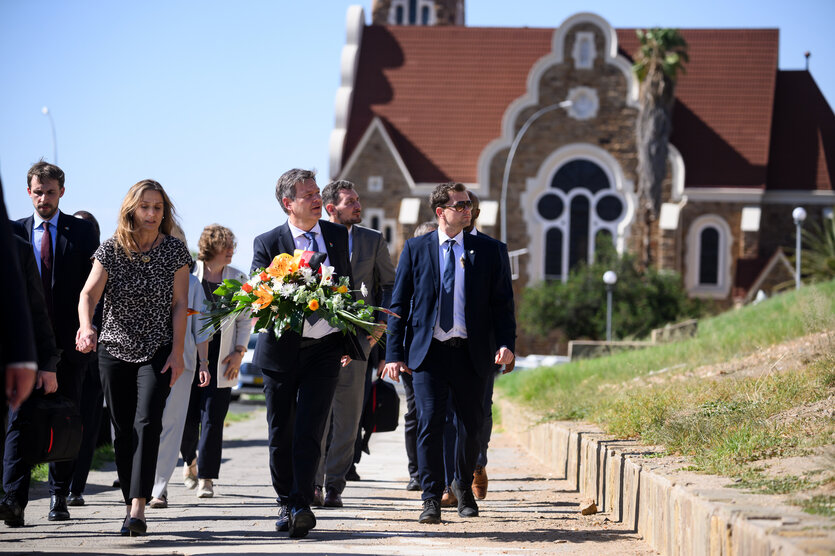 Wirtschaftminister Robert Habeck und Außen-Staatsministerin Katja Keul besuchen in Namibia das Gedenkmonument „Freiheitskampf“, das auch an die Opfer der deutschen Kolonialherrschaft erinnert