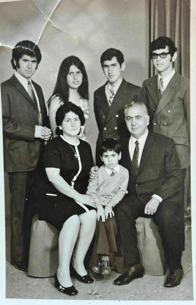 Foto der Familie Neocleous, 1972: die Geschwister Christos, Maria, Neoclis und Pavlos, vorne Mutter Theodora, Vater Petros mit Sohn Antonis