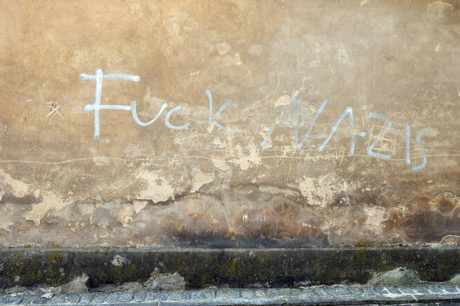 Auf einer Hauswand ist die Aufschrift «Fuck Nazis» zu lesen