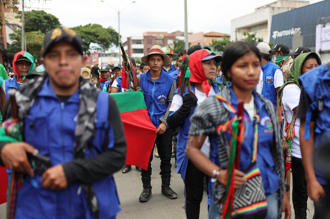 Die „Guardia Indigéna“ bei einer Parade anlässlich der UN-Biodiversitätskonferenz in Cali