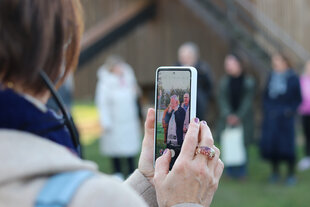 Karl Schlögel wird von einer Exkursionsteilnehmerin mit dem Handy fotografiert