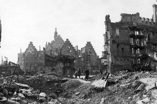 Nur noch Ruinen, Trümmer und Verwüstung am Römer in Frankfurt am Main nach den Bombenangriffen in Zweiten Weltkrieg