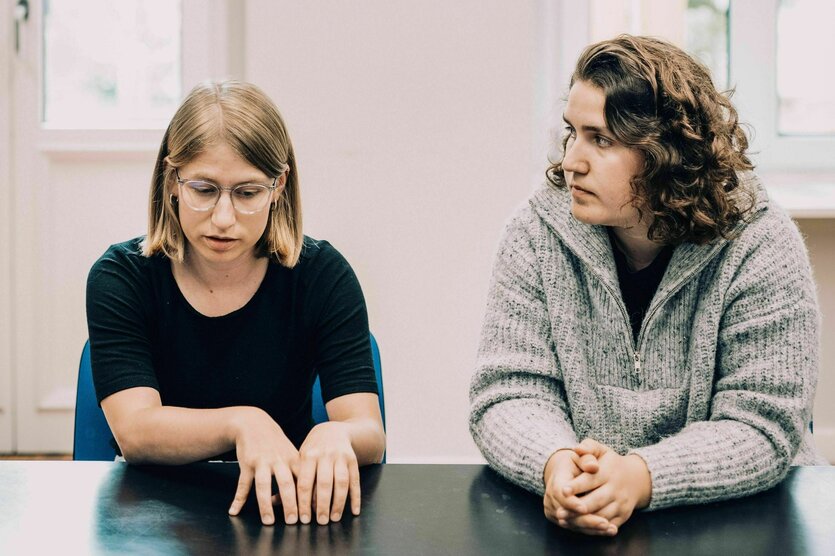 Die ehemaligen Sprecherinnen der Grünen Jugend, Svenja Appuhn und Katharina Stolla - sitzen gemeinsam an einem Tisch und sprechen