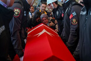 Türkische Soldaten und Angehörige eines Anschlagopfers in der Karsiyaka Moschee in Ankara um einen Sarg mit türkischer Flagge