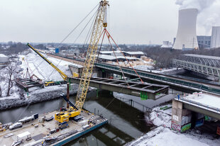 Kran mit maroder Brücke, Winter