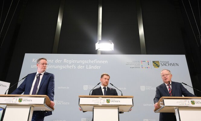 Schweitzer, Kretschmer und Weil bei Pressekonferenz