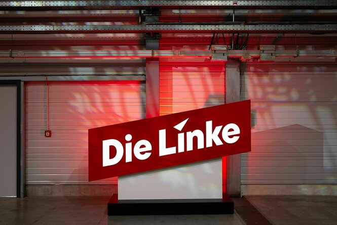 Ein Logo der Partei Die Linke leuchtet vor Beginn des Bundesparteitages der Partei in der Halle