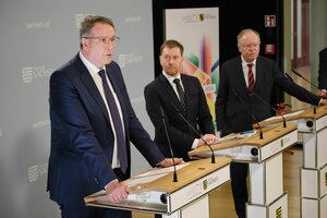 Drei Ministerpräsidenten im Anzug, Alexander Schweizer, Michael Kretschmer und Stephan Weil stehen an drei Rednerpulten mit Mikrofon