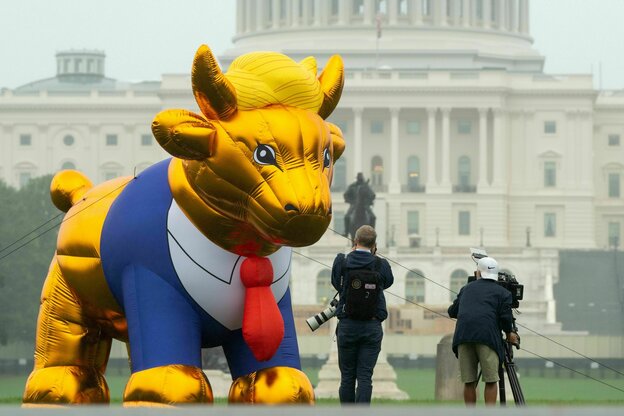 Eine goldene Statue eines Kalbs mit Anzug und Krawatte vor dem Kapitol in Washington D.C.