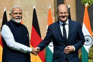 Narendra Modi und Kanzler Scholz vor deutsch-indischen Flaggen