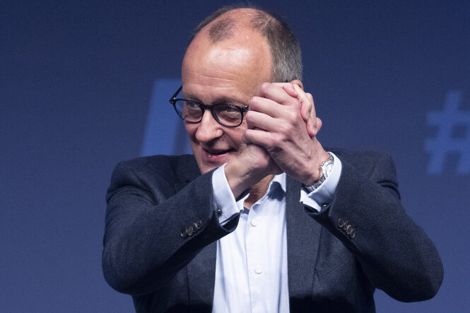 Friedrich Merz, Bundesvorsitzender der CDU, steht auf dem Deutschlandtag der Junge Union (JU) auf dem Podium