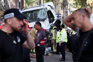 Rettungskräfte vor dem Lkw