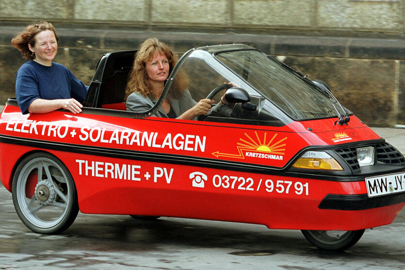 Frauen in einem Solarmobil.