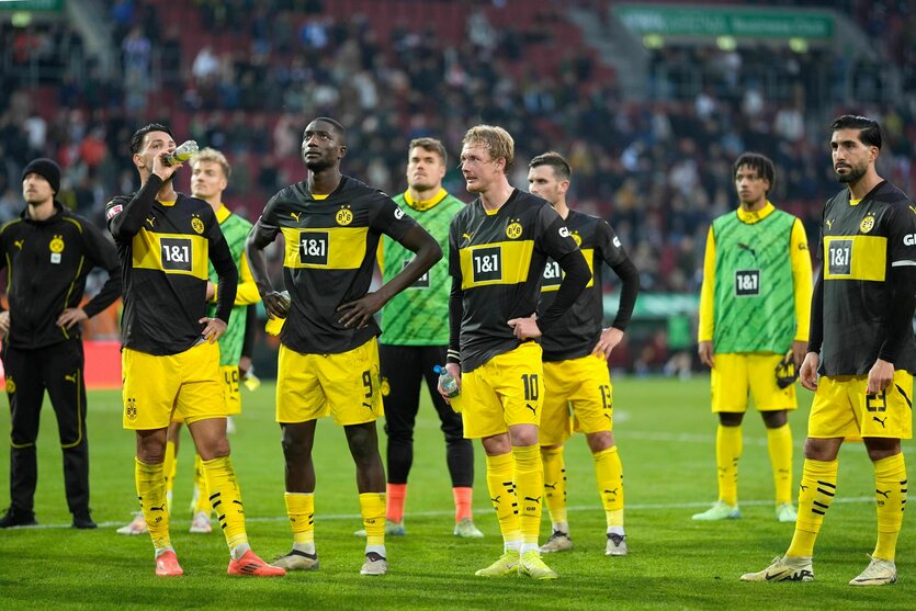 Die Spieler des BVB stellen sich nach dem Spiel mit traurigen gesichtern den Fans