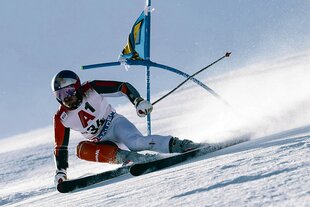 Marcel Hirscher fährt auf Skiern eine schneebedeckte Piste hinab