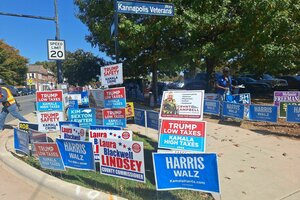 An einer Straße stecken kleine Wahlplakate auf dem Rasen mit Wahlbotschaften für Harris and Walz und Trump, Laura Blackwell Lindsay