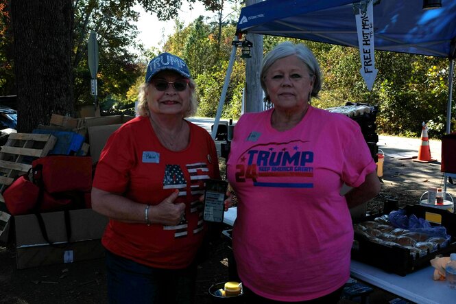 Gerri McDaniel (rechts) mit ihrer Freundin Robin Holley, Gründerin der Gruppe "I'm a Trump Girl" tragen rote und pinkfarbene T-Shirts