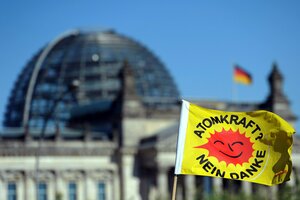 Vor dem Reichstagin Berlin wird eine Protestfahne gegen Atomkraft geschwenkt