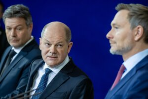 Robert Habeck , Bundesminister für Wirtschaft und Klimaschutz, Bundeskanzler Olaf Scholz und Christian Lindner, Bundesminister der Finanzen, geben ein Pressestatement