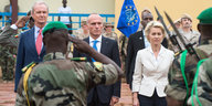 Malische Soldaten salutieren vor Ursula von der Leyen