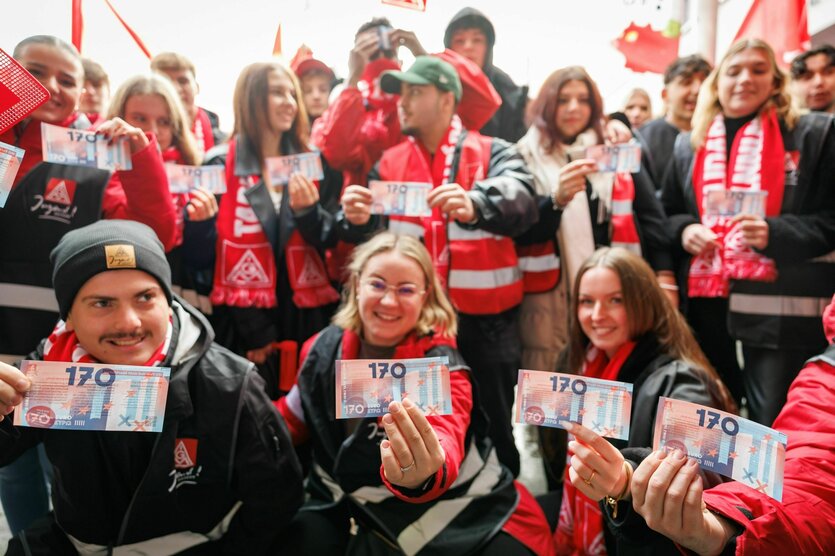 Viele junge Menschen in rot