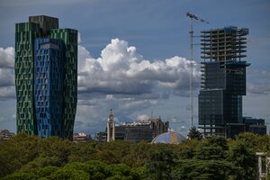 Hochhäuser rahmen alte Kirchengebäude ein