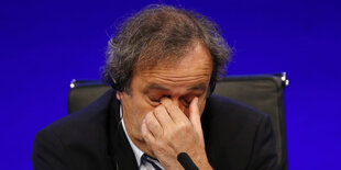 Platini reibt sich die Augen