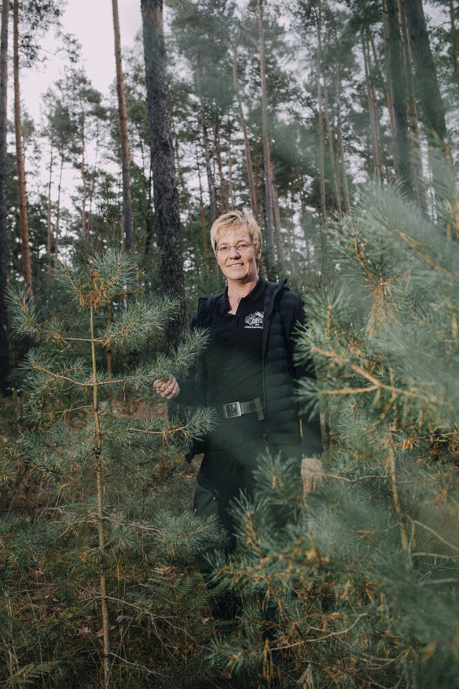 Doreen Einhenkel steht im Wald