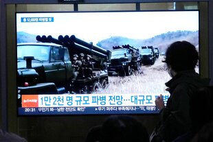 Ein Fernsehbildschirm zeigt nordkoreanische Soldatenmit Lastwagen in einer Nachrichtensendung am Seouler Bahnhof in Seoul