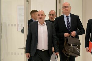 Robert Crumbach (l), BSW Vorsitzender in Brandenburg, und Dietmar Woidke (SPD), Ministerpräsident von Brandenburg, gehen zur Landespressekonferenz im Brandenburger Landtagsgebäude.