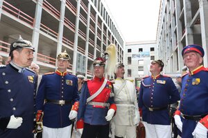 In den Uniformen der früheren preußischen Armee besuchen die Mitglieder eines Vereins am 14.06.2015 in Berlin den Rohbau des Berliner Schlosses - Humboldtforum in Berlin.