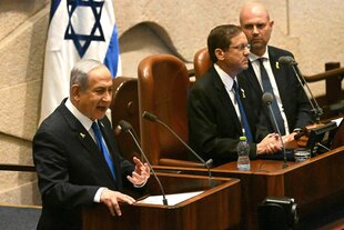 Der israelische Ministerpräsident Benjamin Netanjahu spricht am Rednerpult