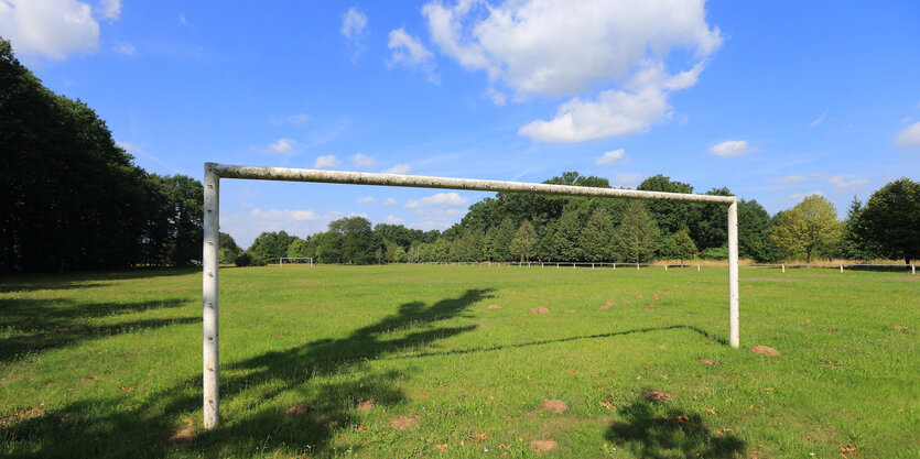 Nur ein Torrahmen ohne Netz steht auf dem Sportplatz in Dornburg.