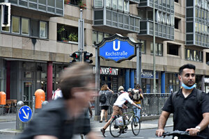 Menschen zu Rad, Fuß und Scooter auf Straßenkreuzung