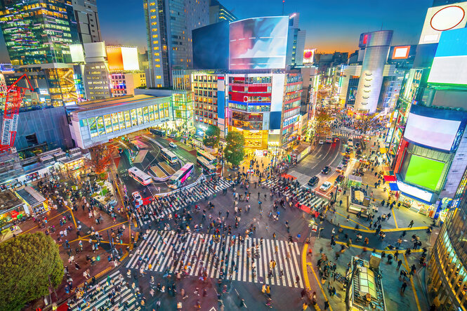 Hunderte Menschen auf Kreuzung in Tokyo von oben