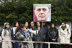 Jasmin Tabatabai, Minu Barati, Düzen Tekkal und Demonstranten bei einer Protestaktion vor der Botschaft der Islamischen Republik Iran nach der Hinrichtung des Deutsch-Iraners Jamshid Sharmahd.