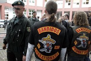 Polizist neben zwei Rockern.