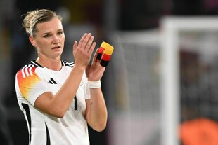 Applaus an die Fans: Alexandra Popp bei ihrem Abschied vom DFB-Team