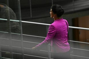 Sahra Wagenknecht verlässt das Pult nach ihrem Pressestatement zu Beginn der Sitzungswoche im Bundestag