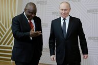 Der russische Präsident Wladimir Putin (r) und der südafrikanische Präsident Cyril Ramaphosa treffen sich während des BRICS-Gipfels