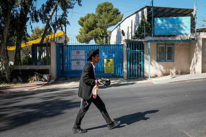 Ein ultraorthodoxer jüdischer Mann geht am Gelände des UNRWA, der UN-Agentur zur Unterstützung palästinensischer Flüchtlinge, in Ostjerusalem vorbei