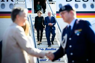 36892277.jpg Bundespräsident Frank-Walter Steinmeier und seine Frau Elke Büdenbender kommen auf dem Flughafen Makedonia in Thessaloniki an