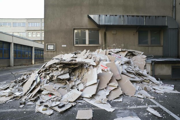 Ein Haufen mit Schutt aus Gipskarton , der recycelt werden könnte